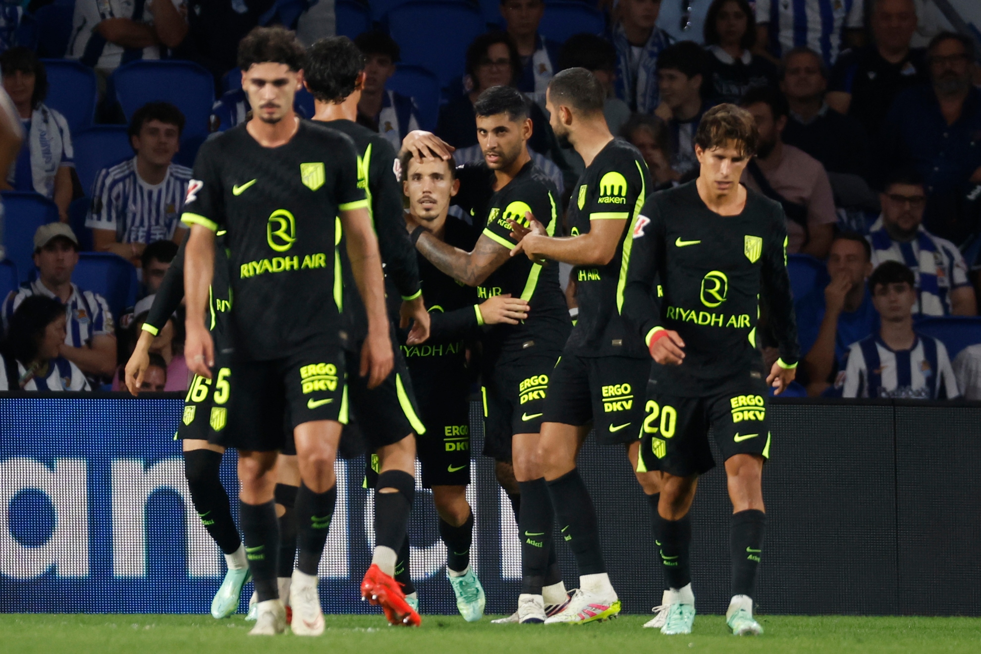 LOS JUGADORES DEL ATLÉTICO FELICITAN A GRIMALDO TRAS SU GOL A LA REAL. EFE