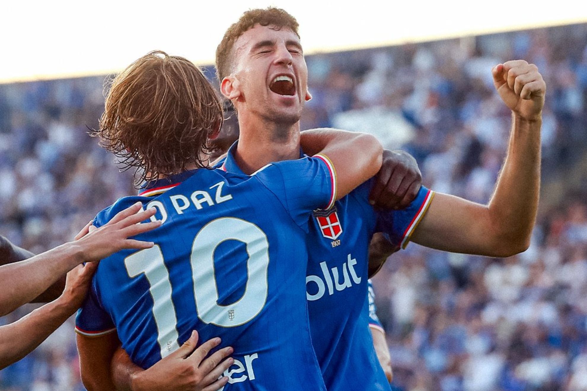 Jacobo Ramón celebra su gol ante el Parma junto a Nico Paz @SerieA