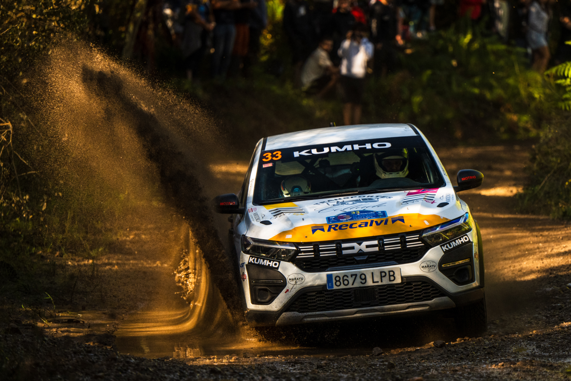Rodríguez franqueando un vado de agua con el Dacia. Shakedown Media / Danny García.