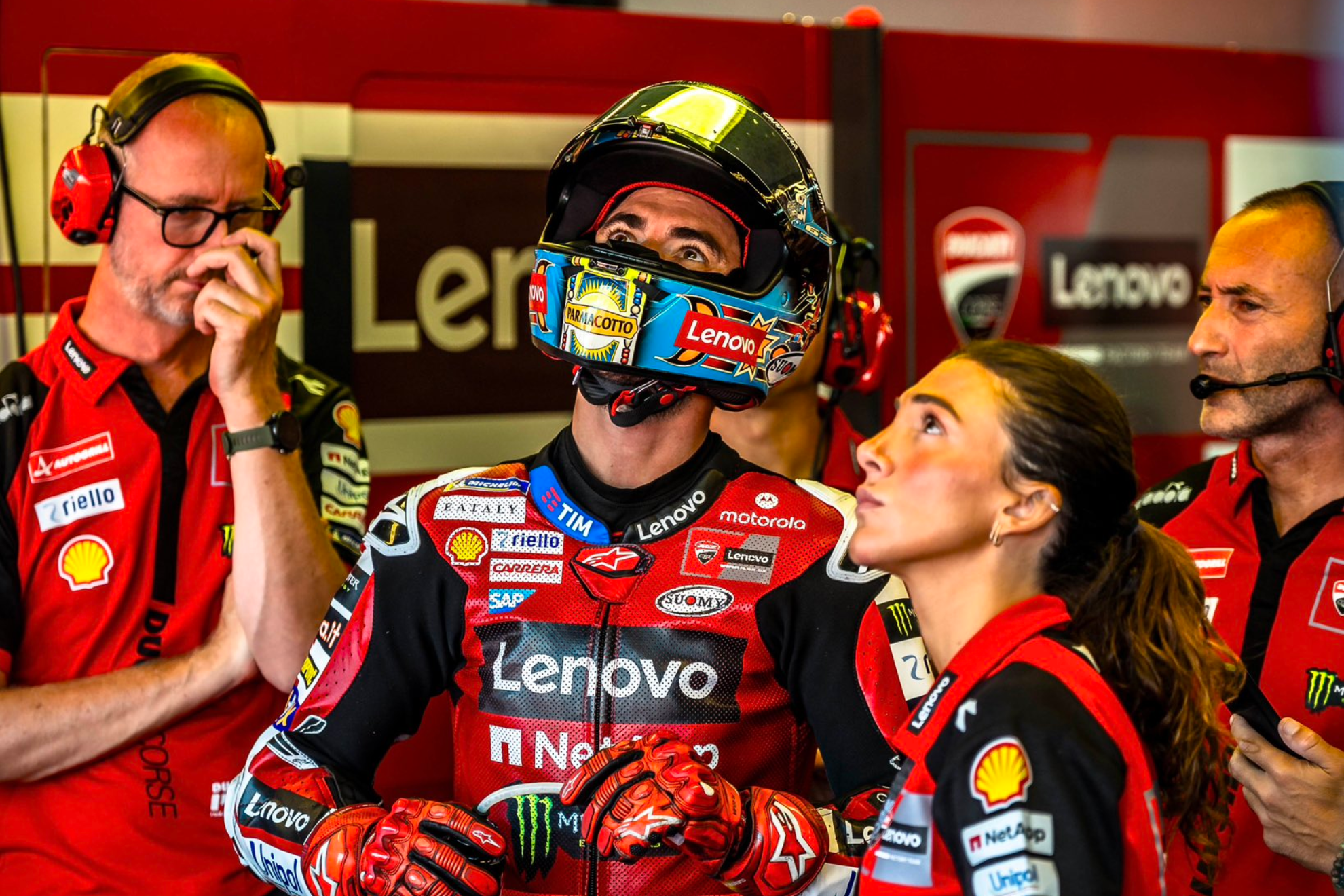 Bagnaia, en el box de Ducati mientras observa los tiempos. DUCATI CORSE