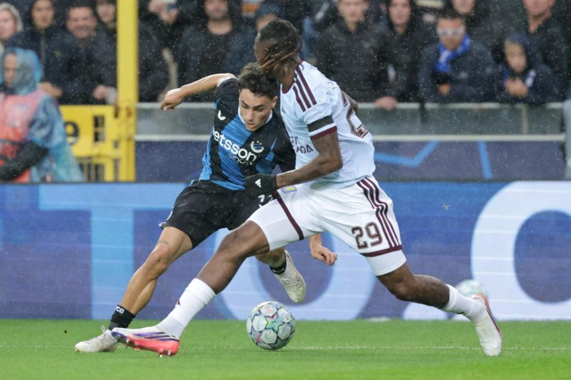 Jan Virgili se zafa de Aaron Wan-Bissaka. EFE