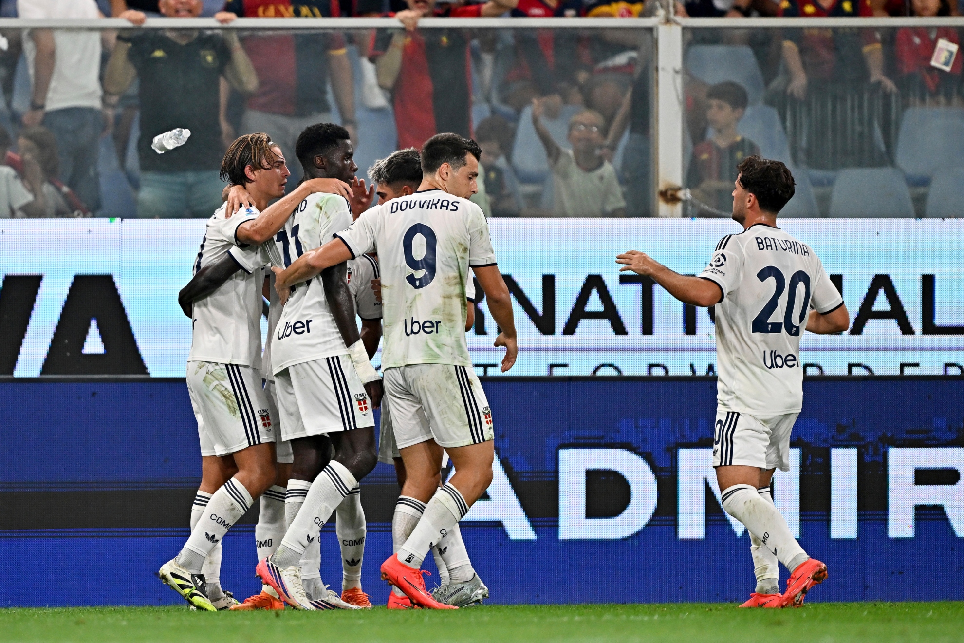 Il Como segna un gol contro il Genoa.