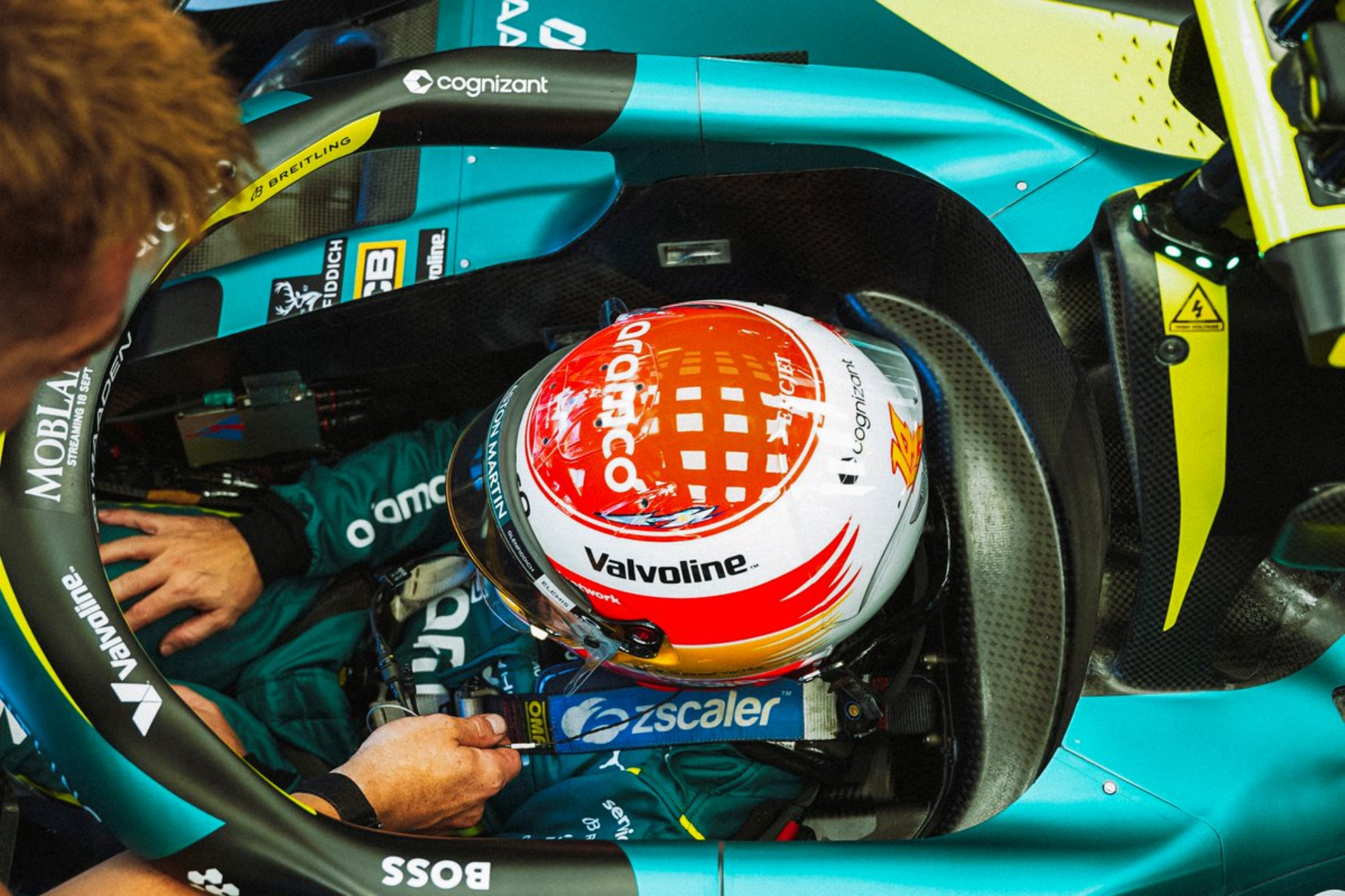 Alonso, con el casco especial que utilizó en Italia.