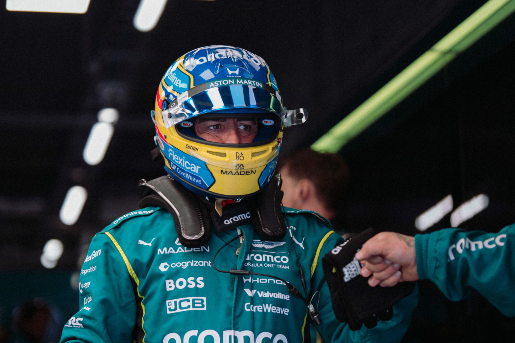 Alonso, en el box de Aston Martin.