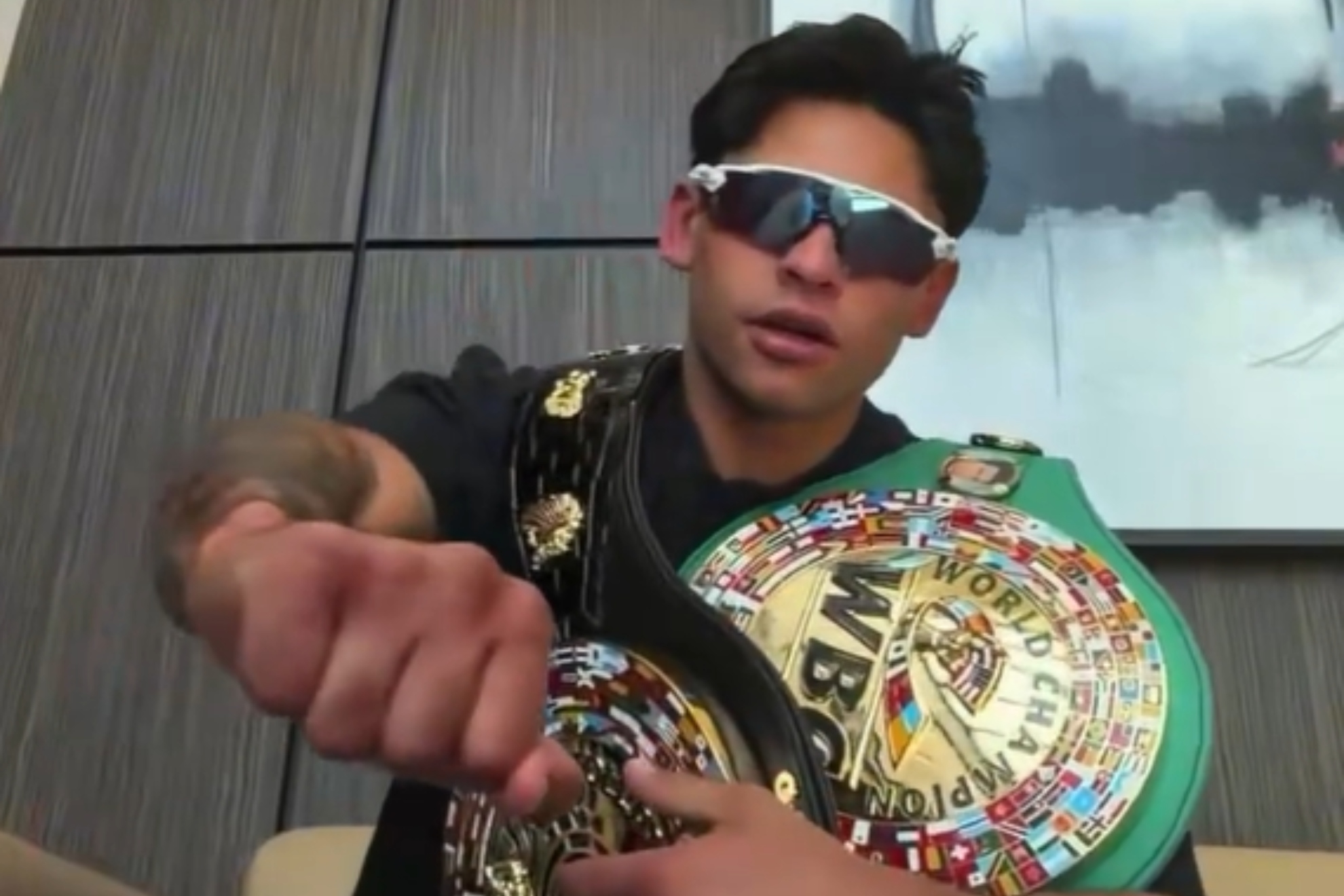 Ryan García mostró su puño derecho en el programa de Ariel Helwani.