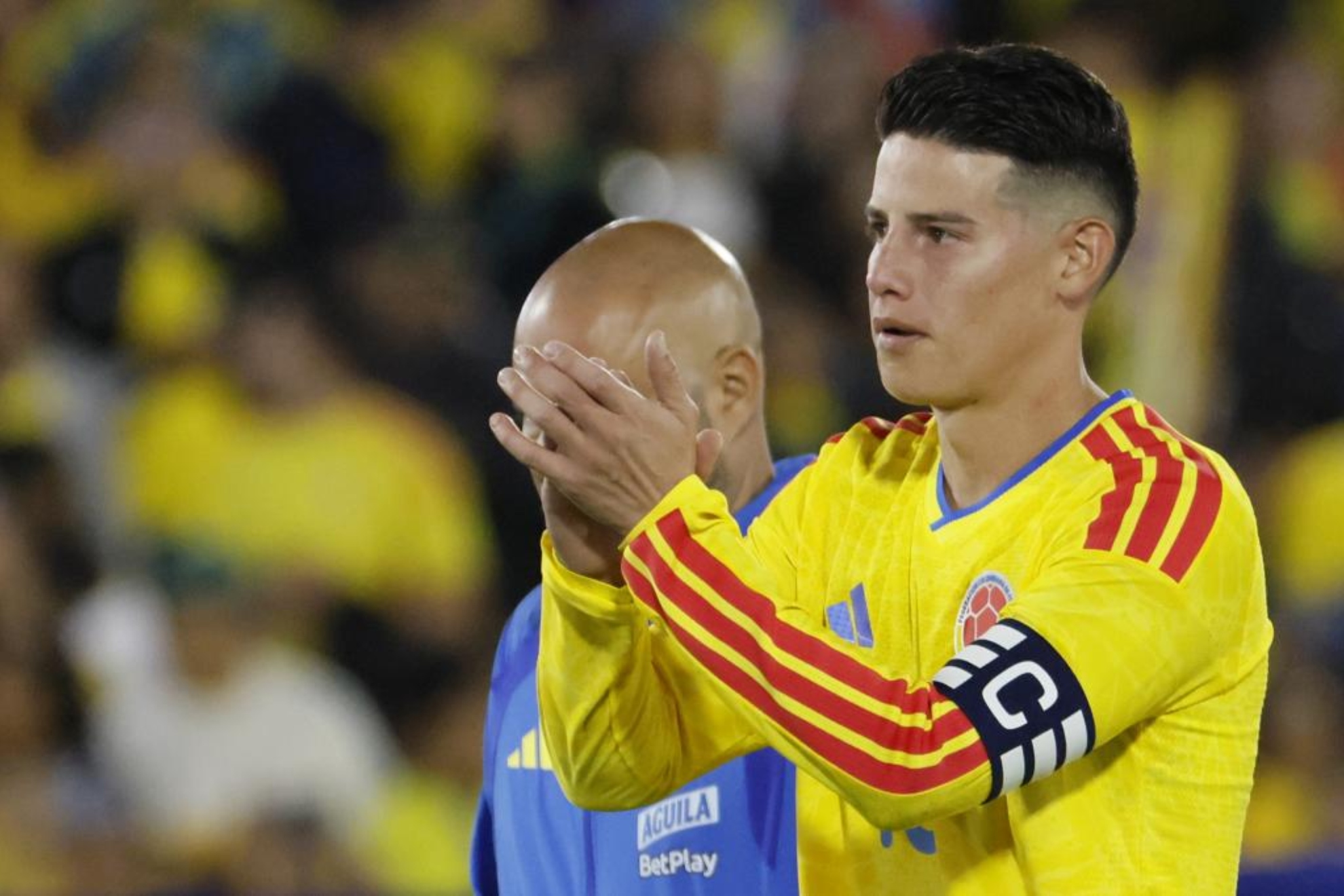 James Rodríguez posa con la camiseta de la selección colombiana. EFE