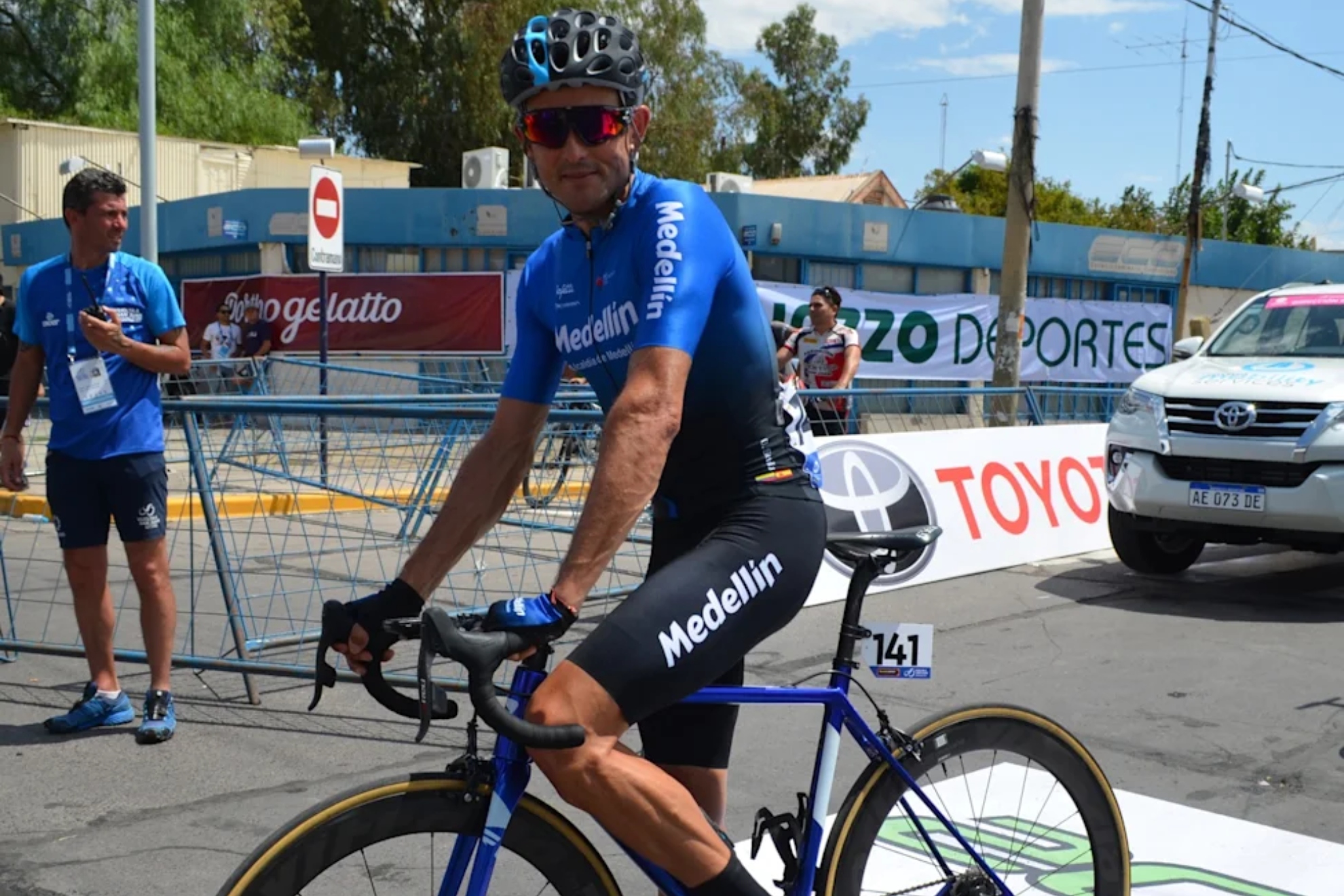Encañonan y roban al ciclista español Óscar Sevilla en la Autopista Norte de Bogotá.