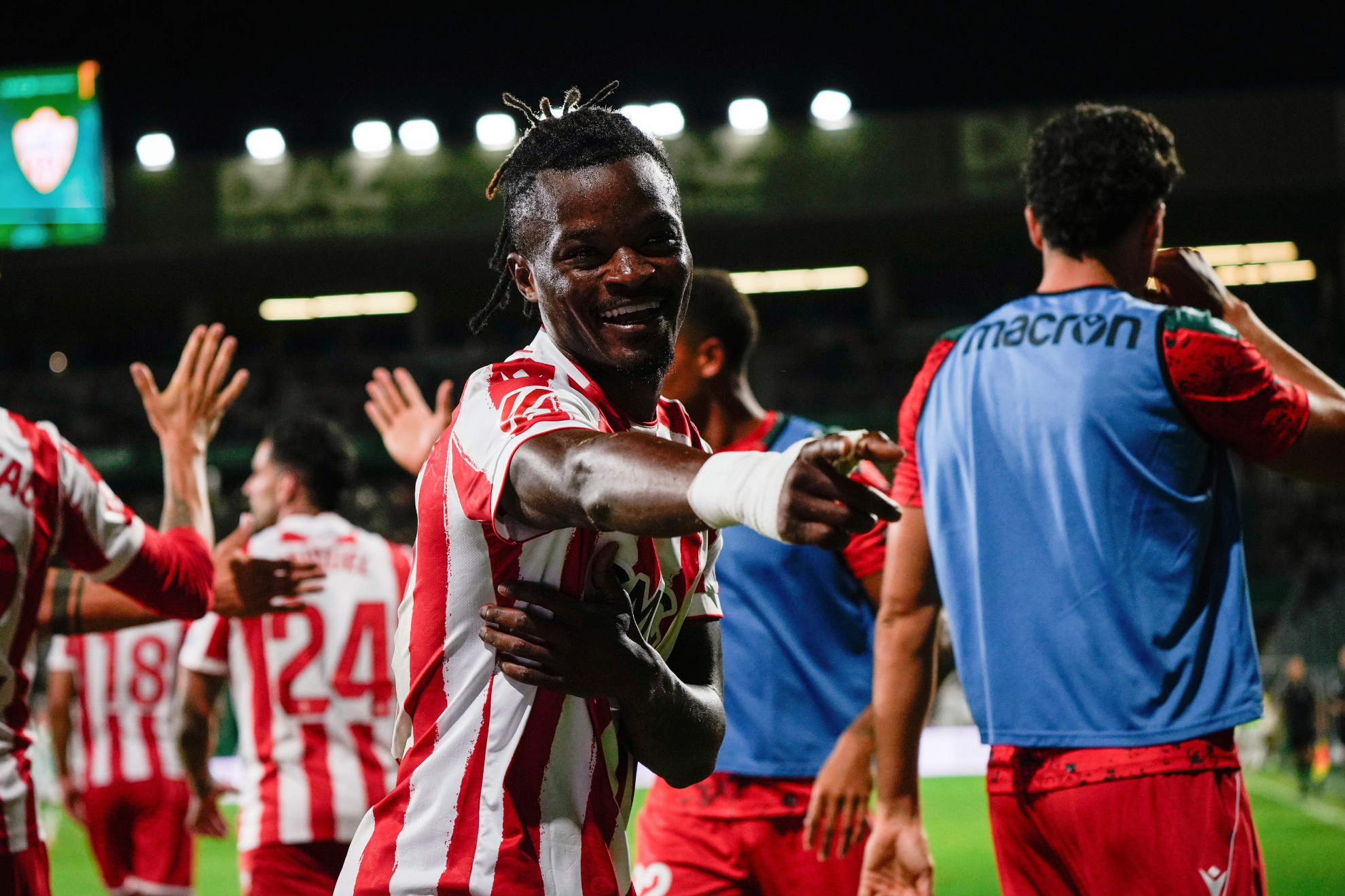 Cipenga, fichaje del Almería en verano, celebrando su gol al Córdoba. LALIGA