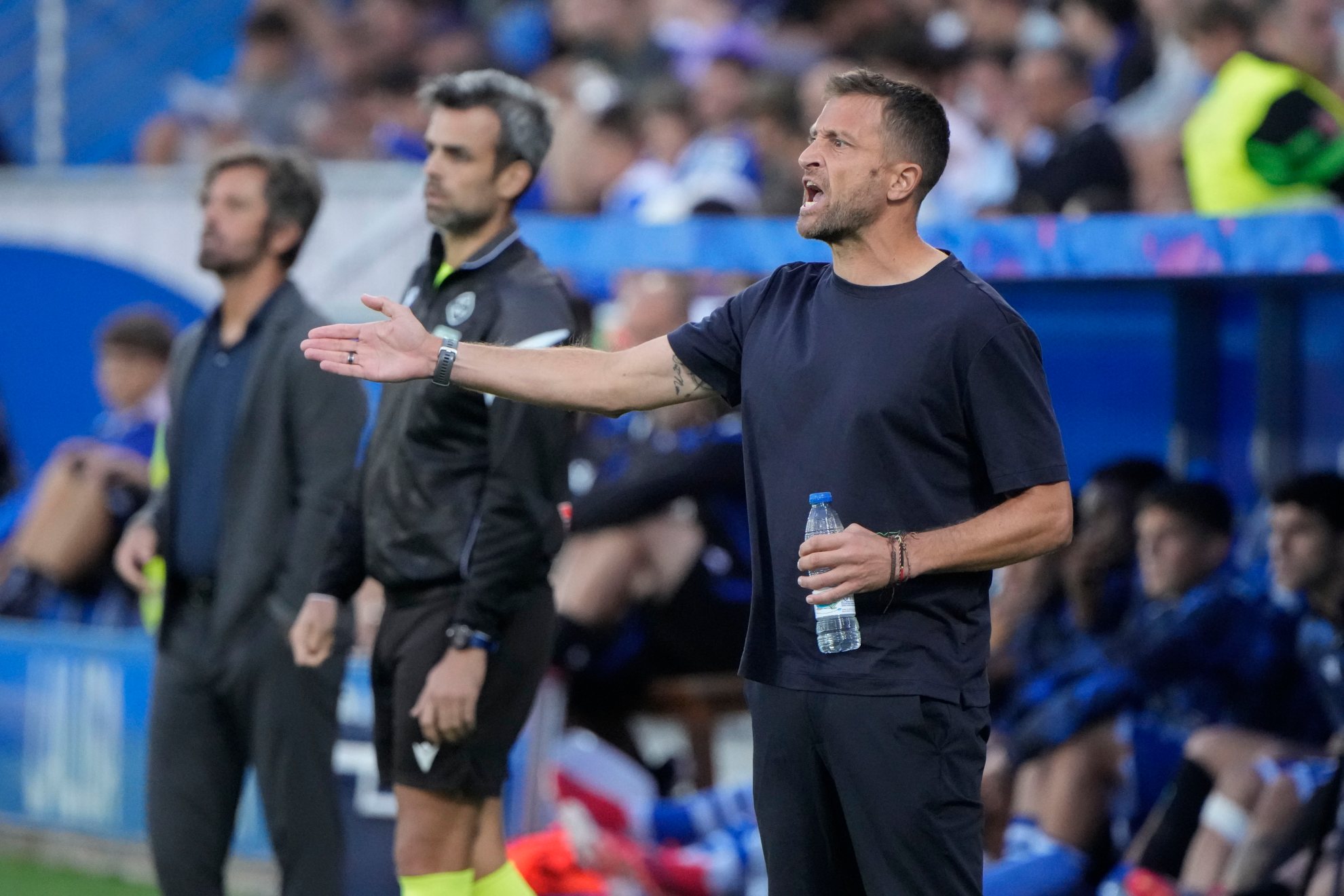Óscar Sánchez da instrucciones durante el partido. EFE