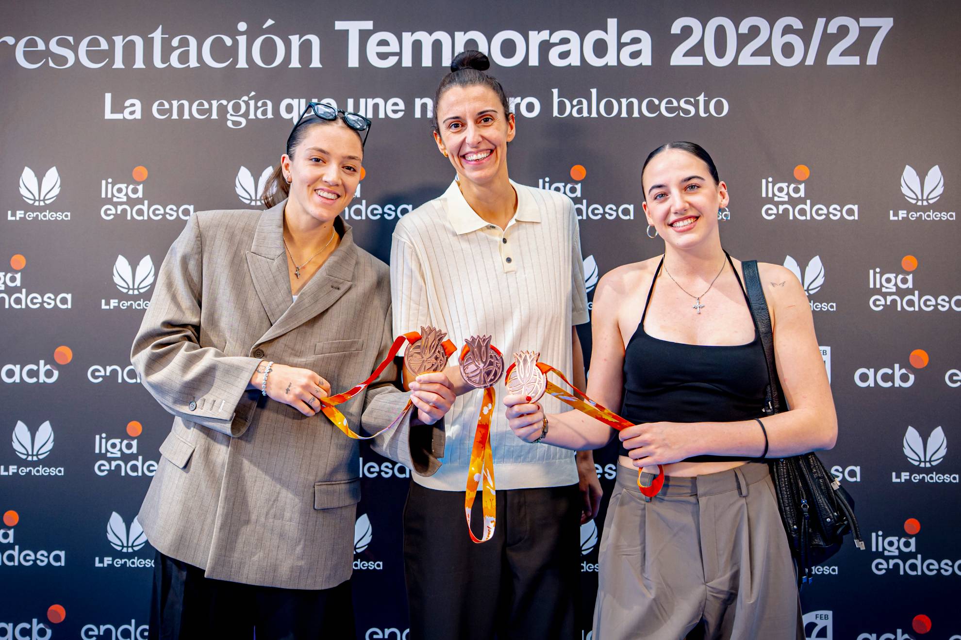 Helena Pueyo, Alba Torrens e Iyana Martín, con el bronce del Mundial Femenino. ALBERTO NEVADO/FEB