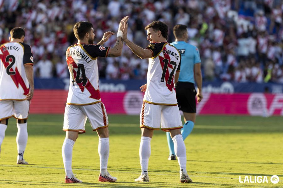 Los jugadores del Rayo celebrando la victoria LALIGA