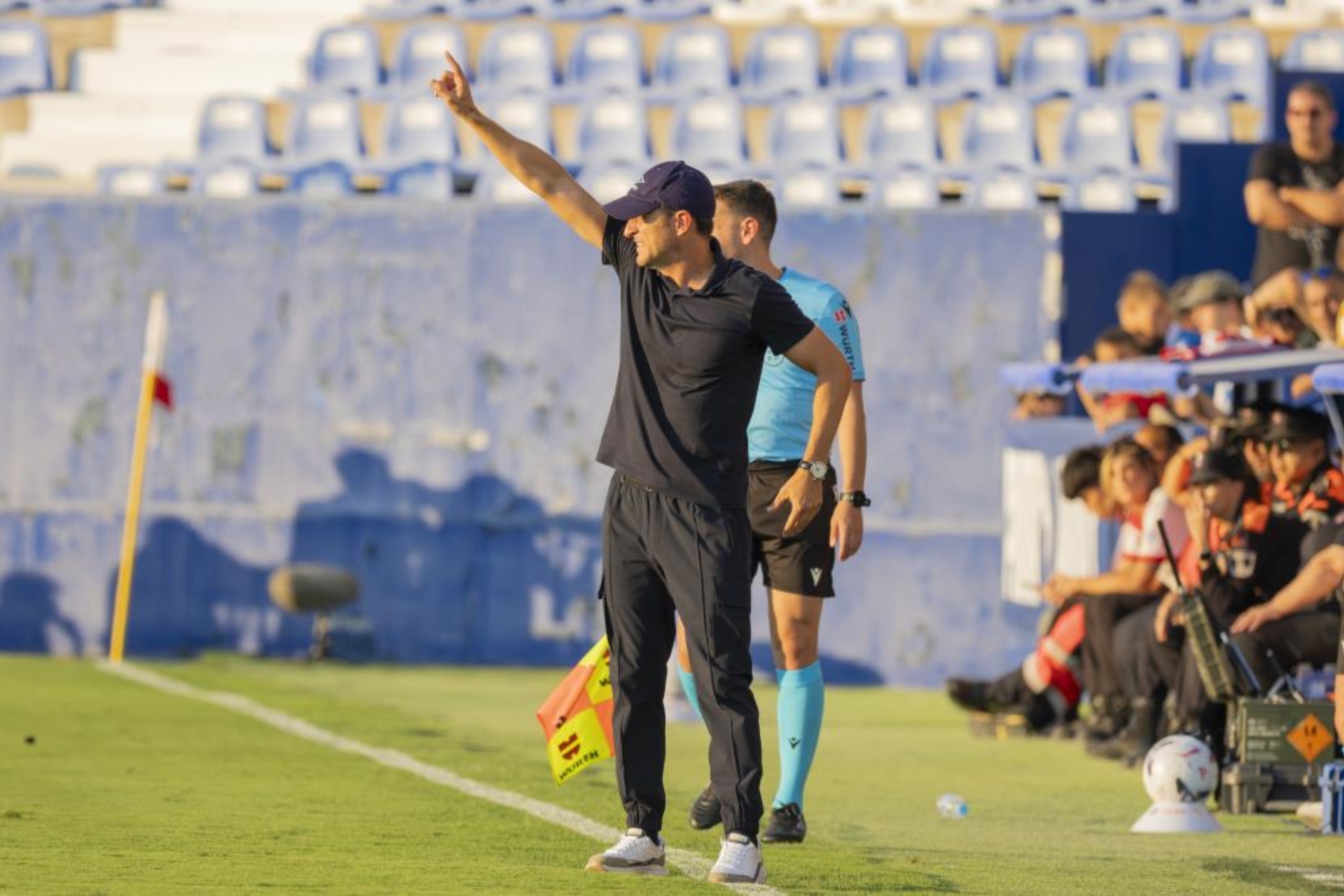 Beñat San José da una indicación durante el encuentro ante el Espanyol. PABLO MORENO