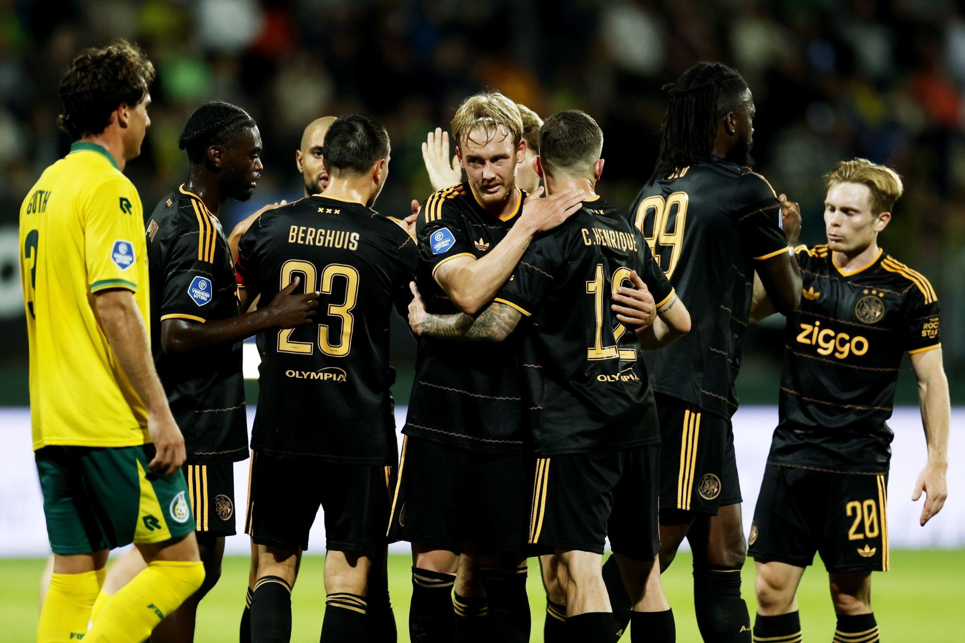 Los jugadores del Ajax celebran uno de los goles. EFE.