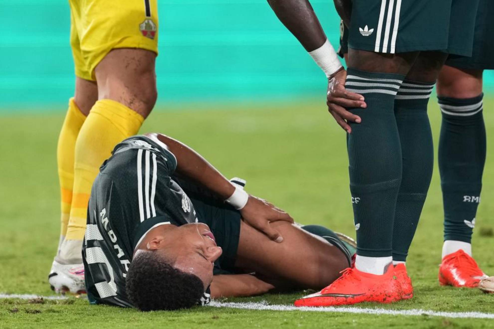 Mbappé se llevó un fuerte golpe tras marcar su gol al Elche. AP