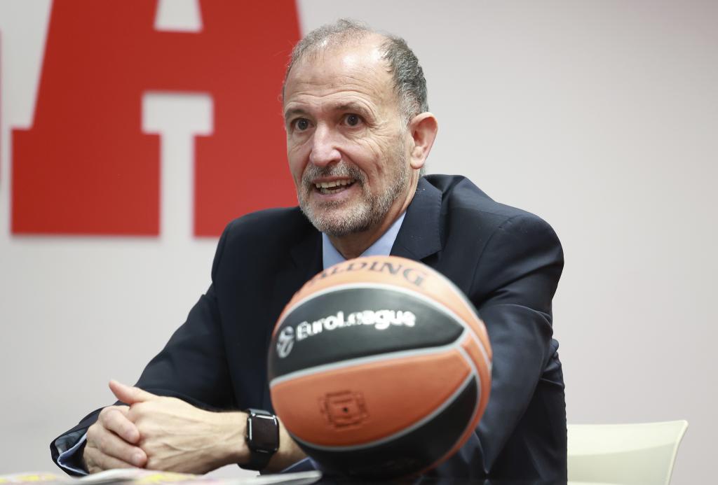Chus Bueno, CEO de la Euroliga, explicando su proyecto durante una visita a MARCA.