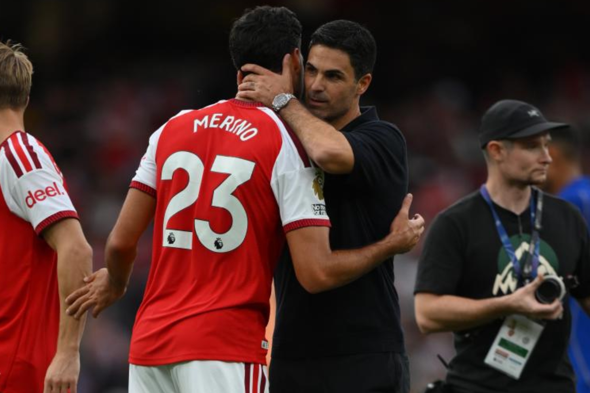Mikel Arteta abraza a Mikel Merino en una imagen de archivo. EFE