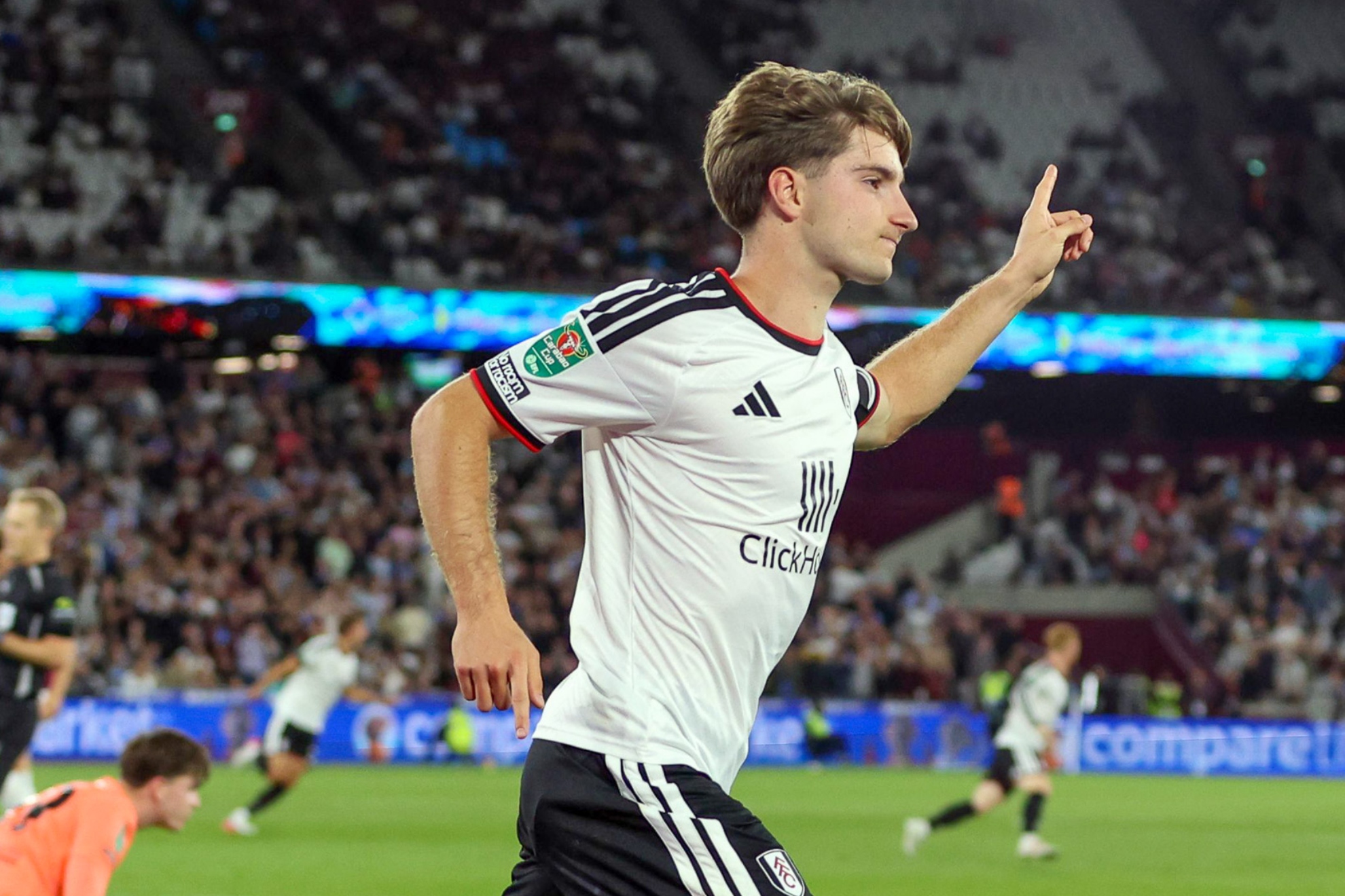 César Palacios anota para el Fulham. FULHAM.
