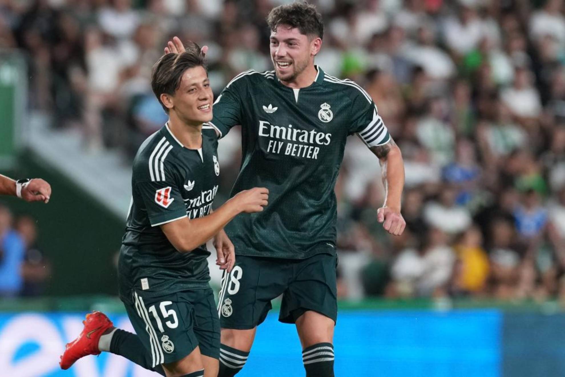Arda Guler y Valverde celebran el primer gol del Real Madrid ante el Elche