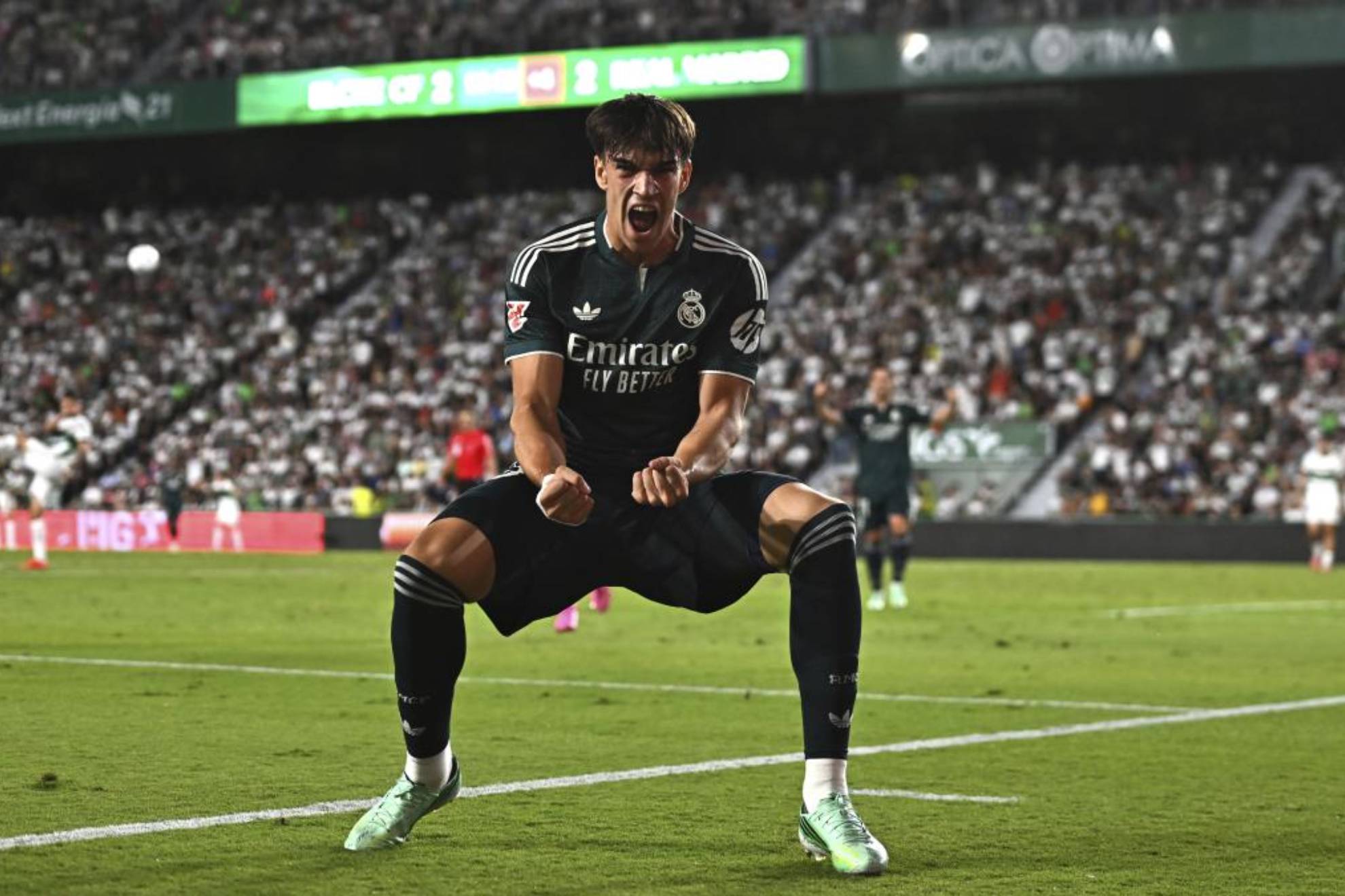 Carlos Espí celebra el gol al Elche