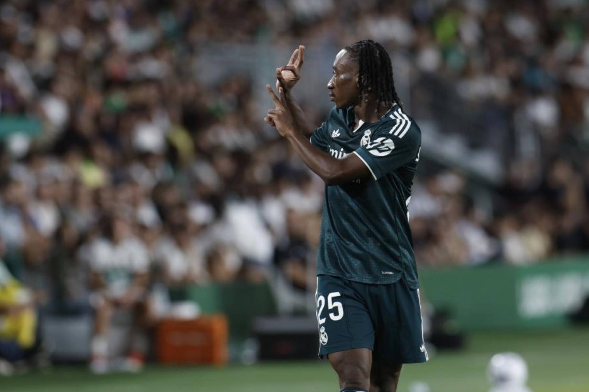 Diomande hace un gesto al banquillo del Madrid antes de ser sustituido. EFE