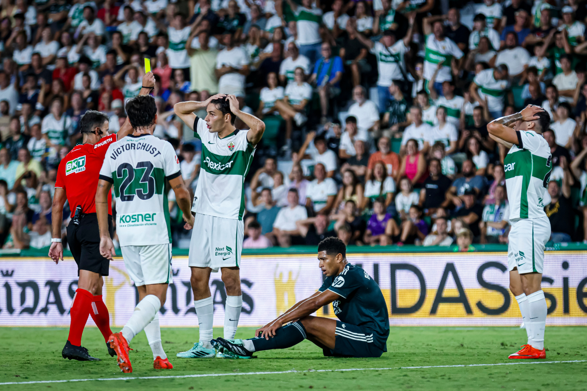 Los jugadores del Elche se lamentan tras una falta pitada. Abel F. Ríos
