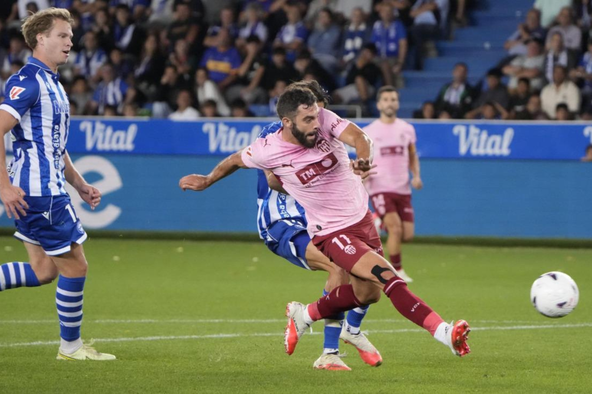 Luis Rioja en el momento que marca al Alavés y se reproduce la lesión de la grasa plantar. EFE