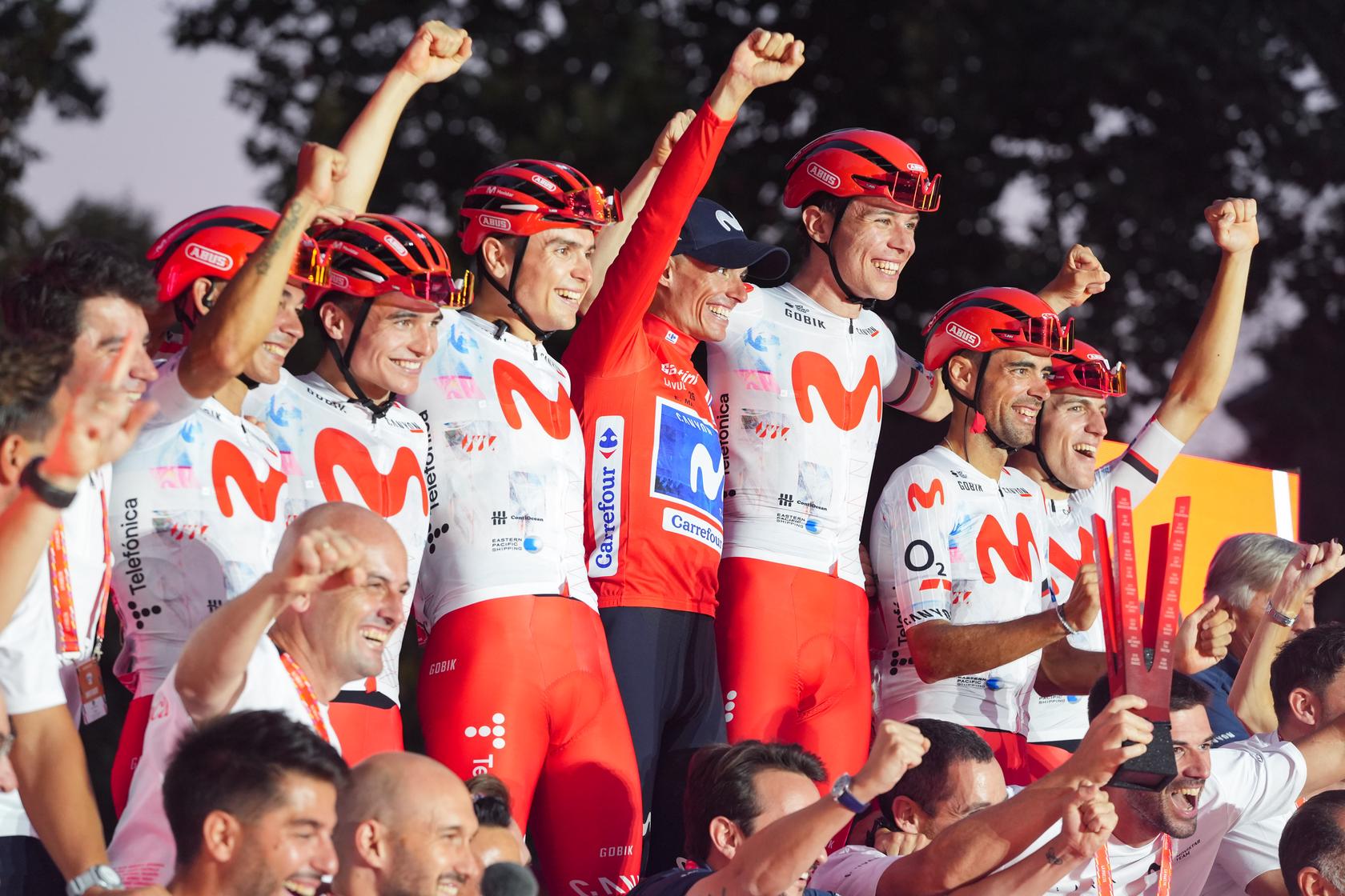 Enric Mas celebra con sus compañeros su triunfo en LaVuelta. ASO/MiguelEna