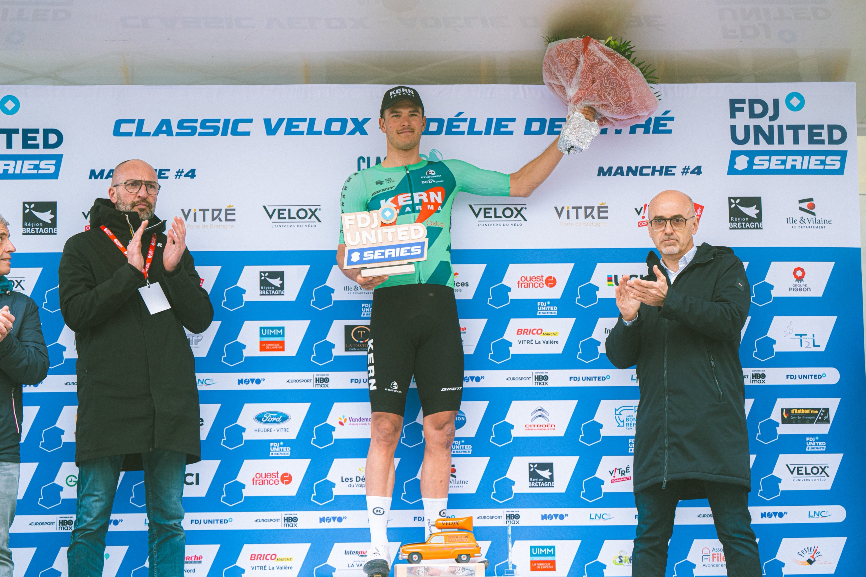 Brustenga celebra su triunfo en la Classic Adélie de Vitré KERN PHARMA