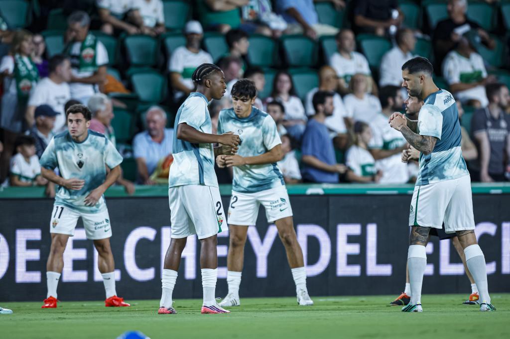 Los jugadores del Elche, ante el Madrid.