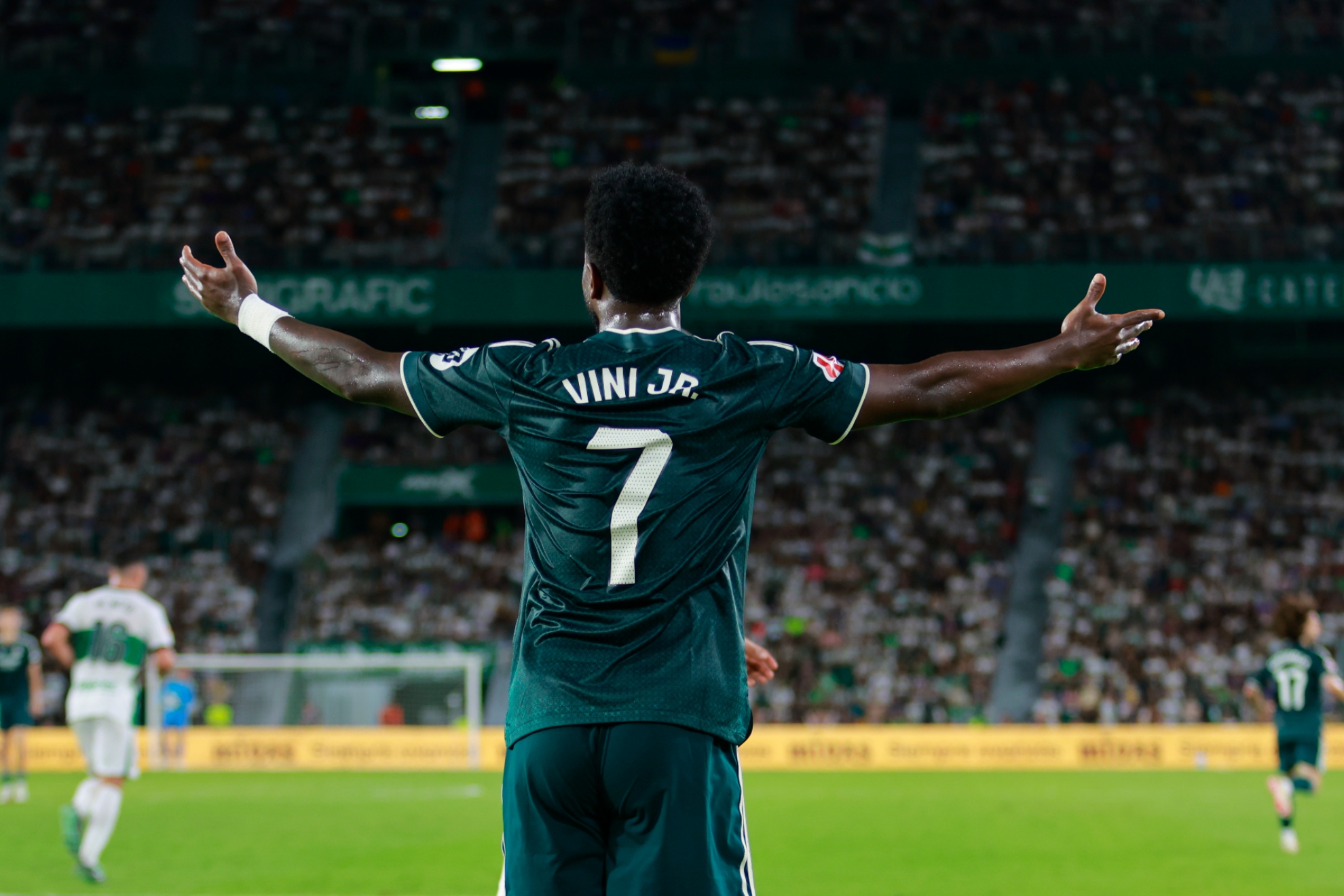 Vinicius protesta una jugada durante el último partido contra el Elche. EFE