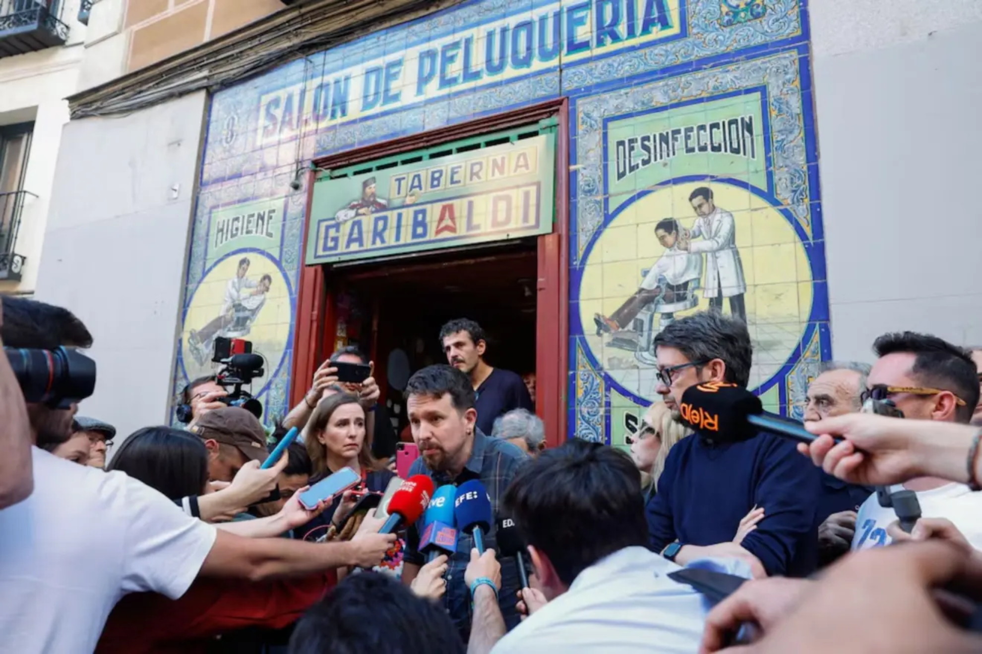 Pablo Iglesias en su taberna Garibaldi EFE