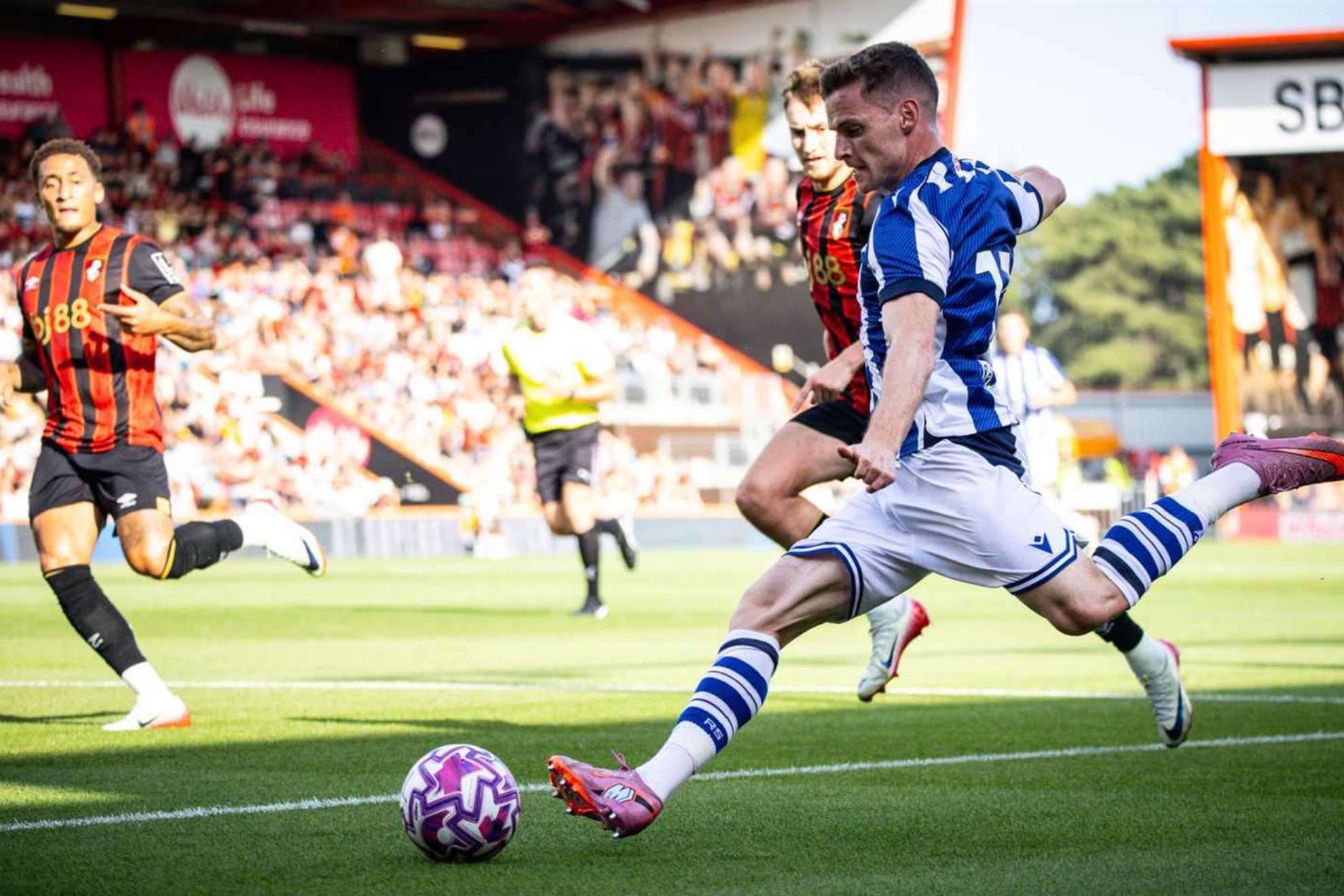 Sergio Gómez centra ante dos futbolistas del Bournemouth, en uno de los amistosos de 2025. REAL SOCIEDAD