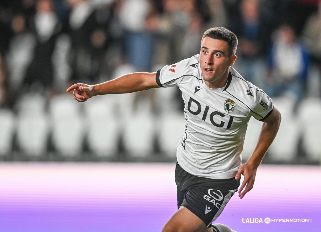 Karrikaburu celebra un gol con el Burgos. LaLiga
