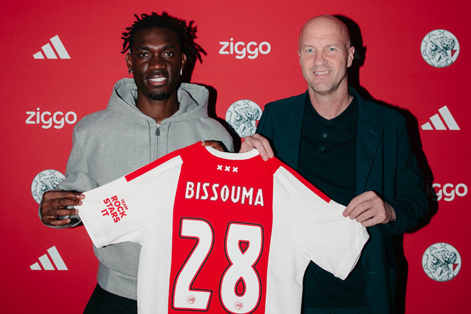 Bissouma posa con la camiseta del Ajax junto a Jordi Cruyff. AFC Ajax