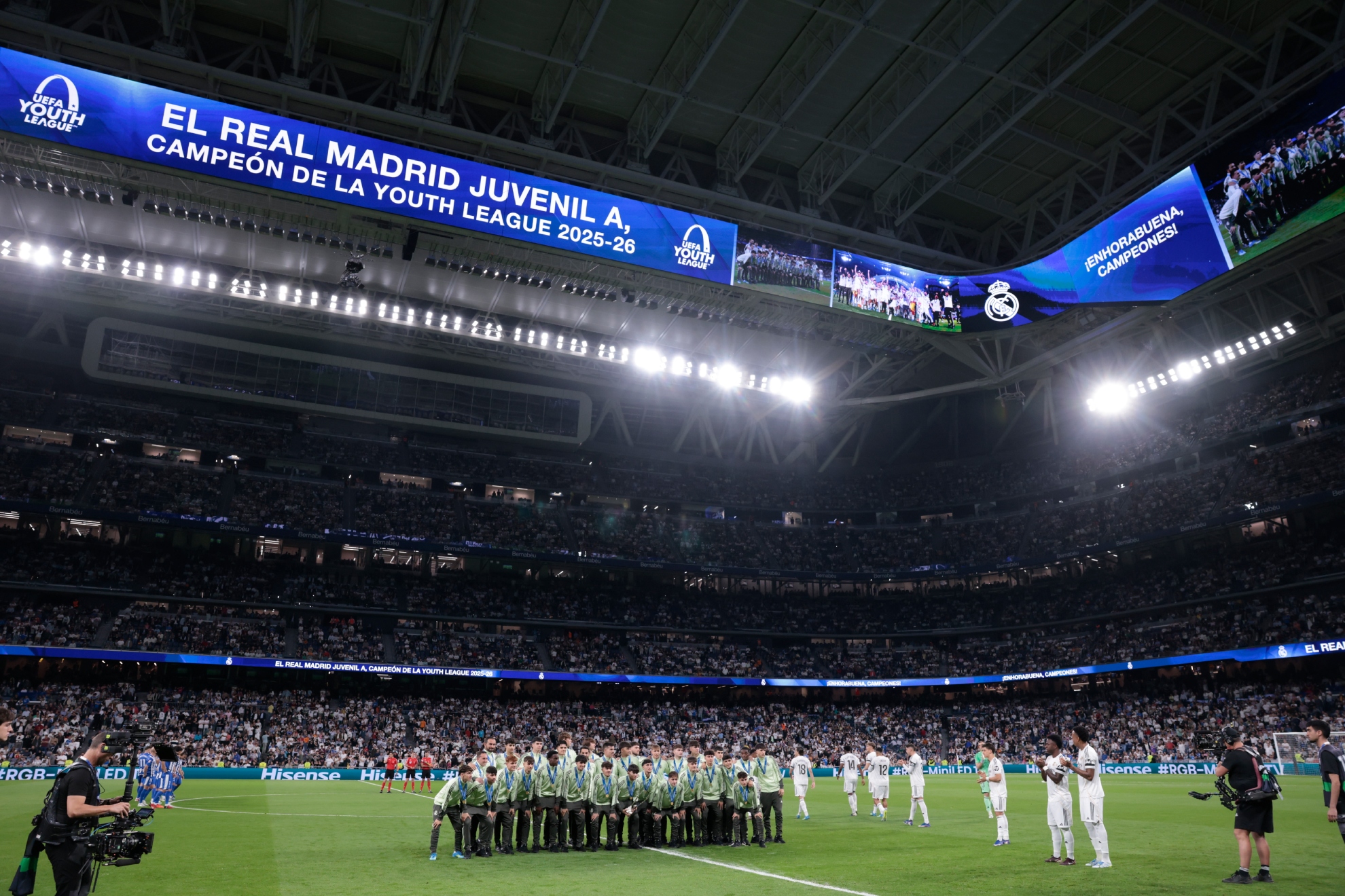 Homenaje a los campeones de la Youth la pasada temporada. EFE