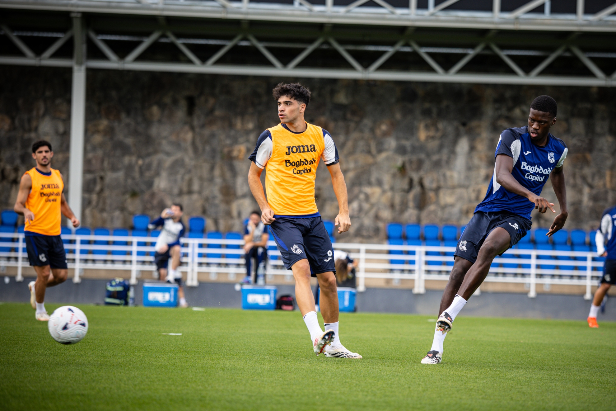 Jon Martín y Mamadou Sarr en un entrenamiento de la Real, con Guedes al fondo. REAL SOCIEDAD