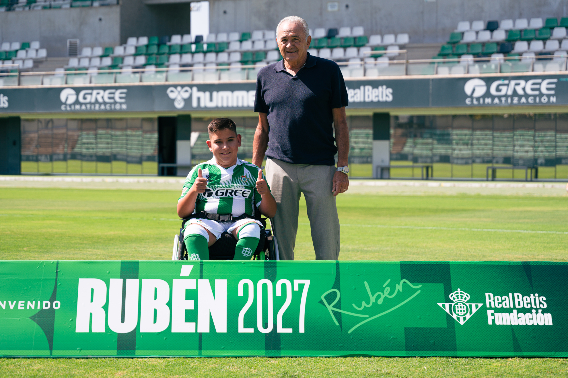 Rubén, nuevo Fichaje Estrella de la Fundación del Betis, junto a Gordillo REAL BETIS