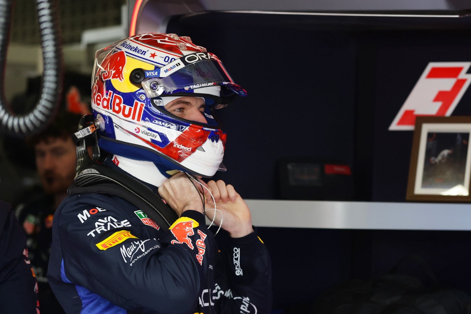 Verstappen, en su box.