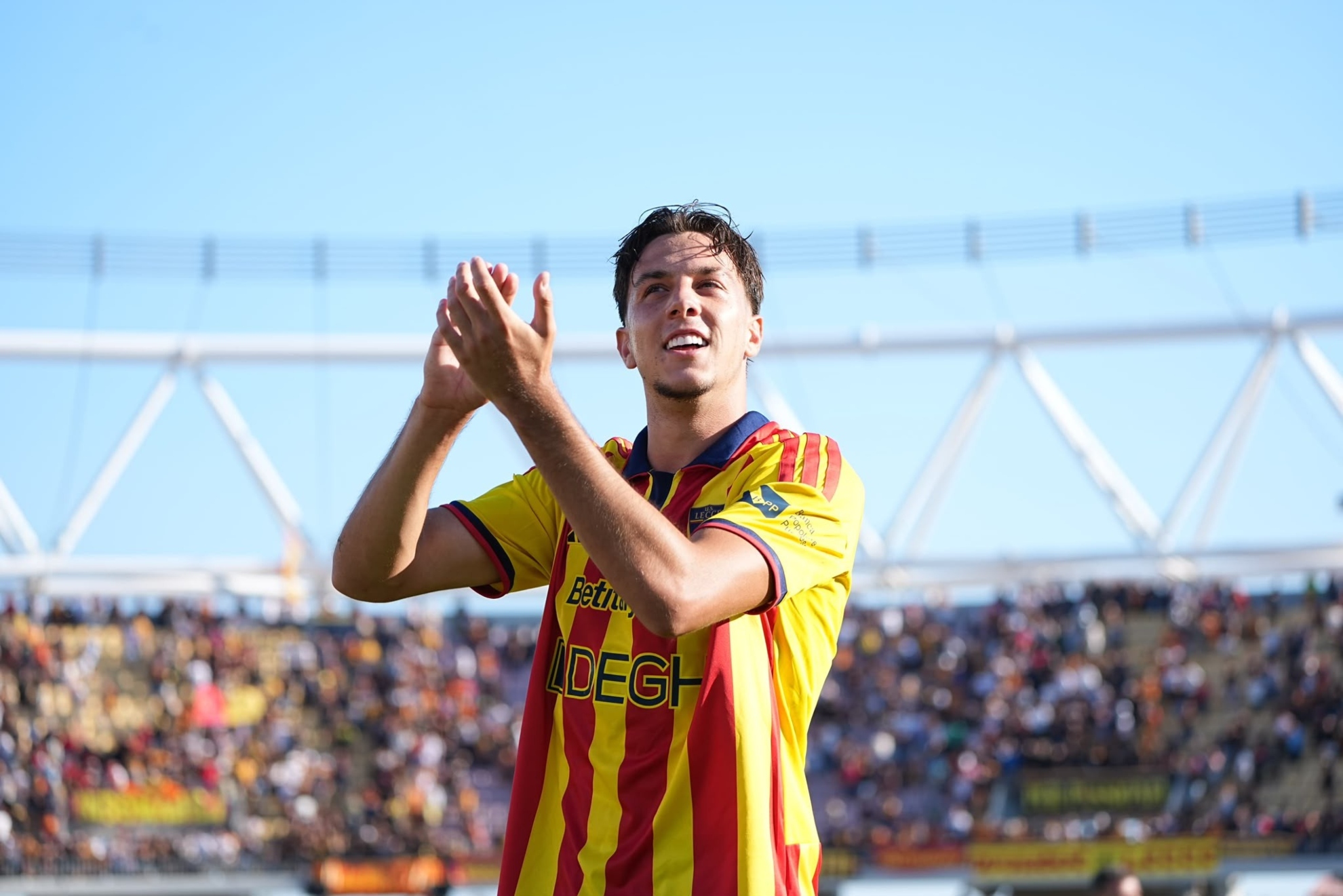 Paco Esteban saluda a la afición del Lecce.