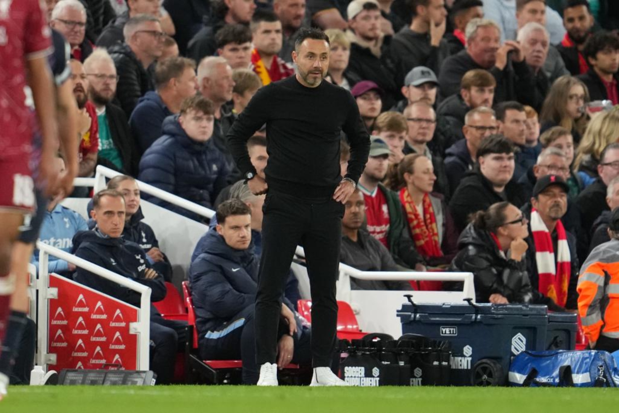 Roberto de Zerbi observa desde la banda el partido contra el Liverpool. LAPRESSE