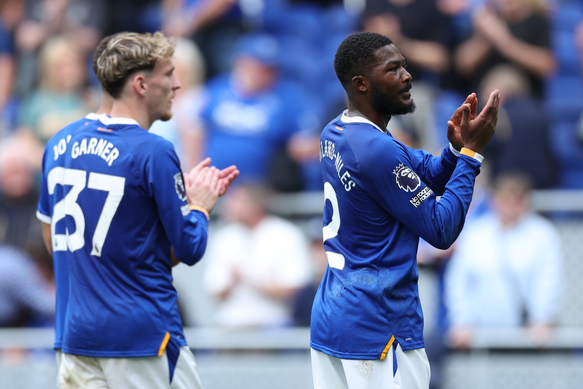 Los jugadores del Everton saludan a la afición. EFE.