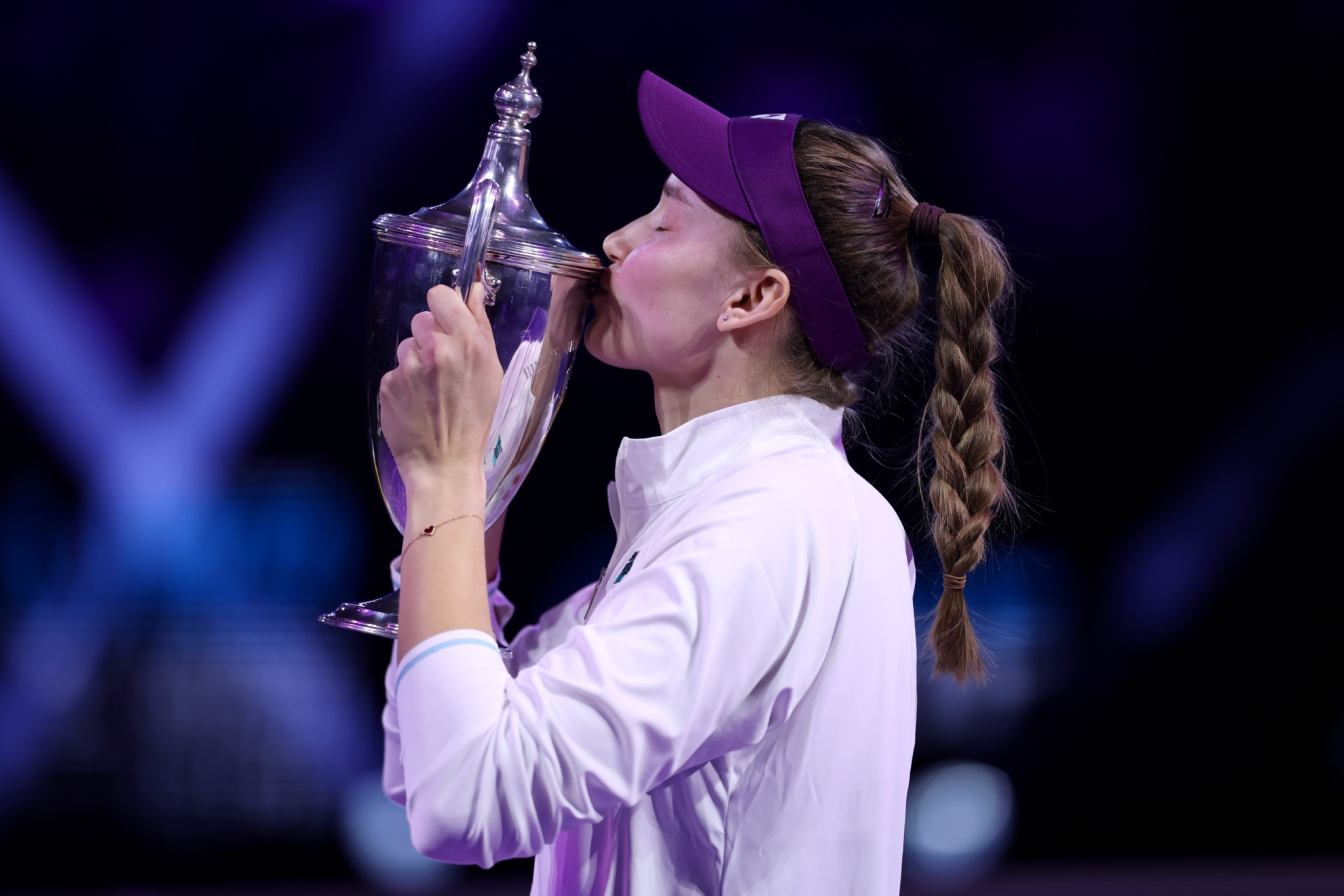Rybakina con el trofeo de ganadora de las WTA Finals en la edición pasada. WTA
