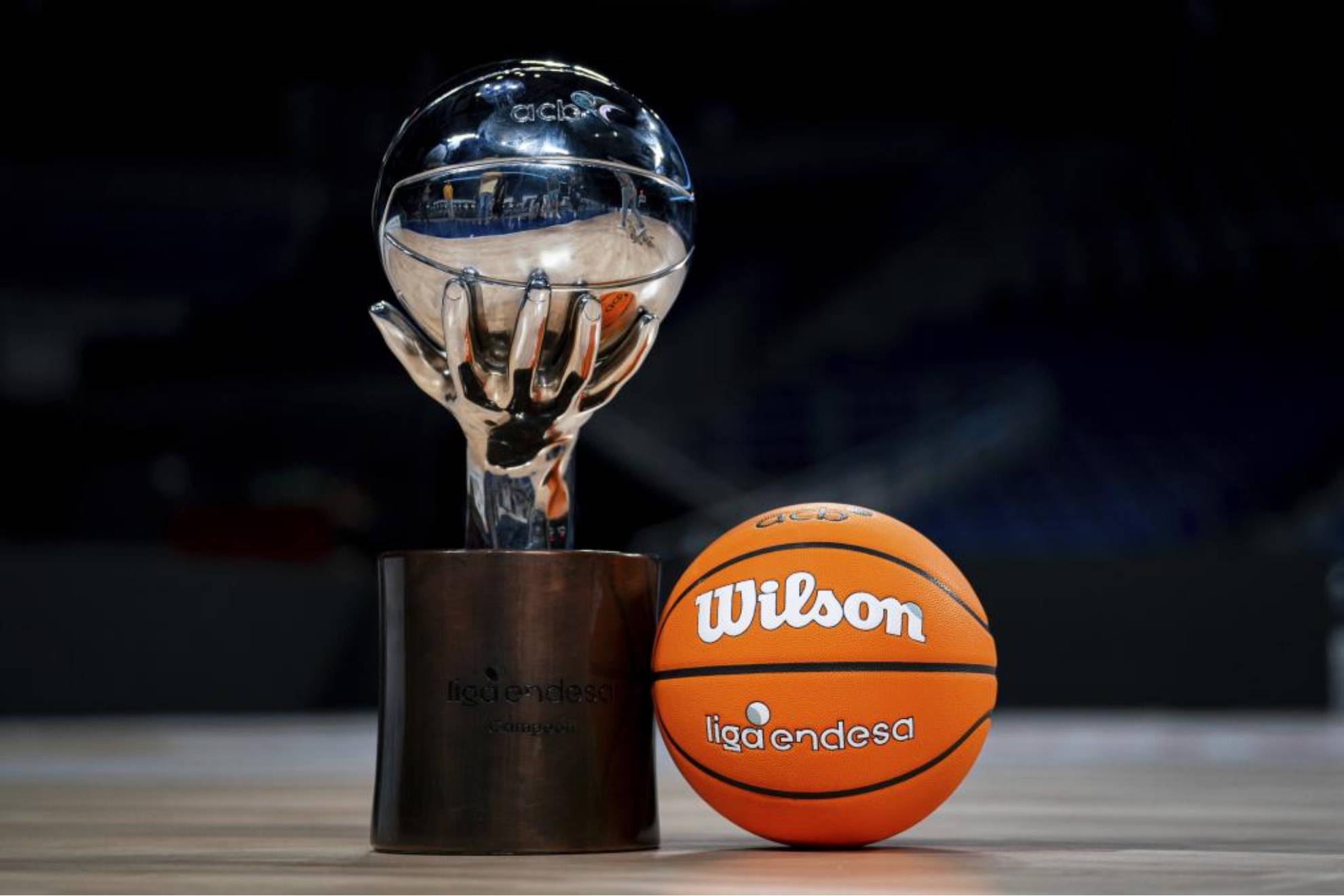 El trofeo de campeón de la Liga Endesa junto al balón oficial de la competición. ACB PHOTO