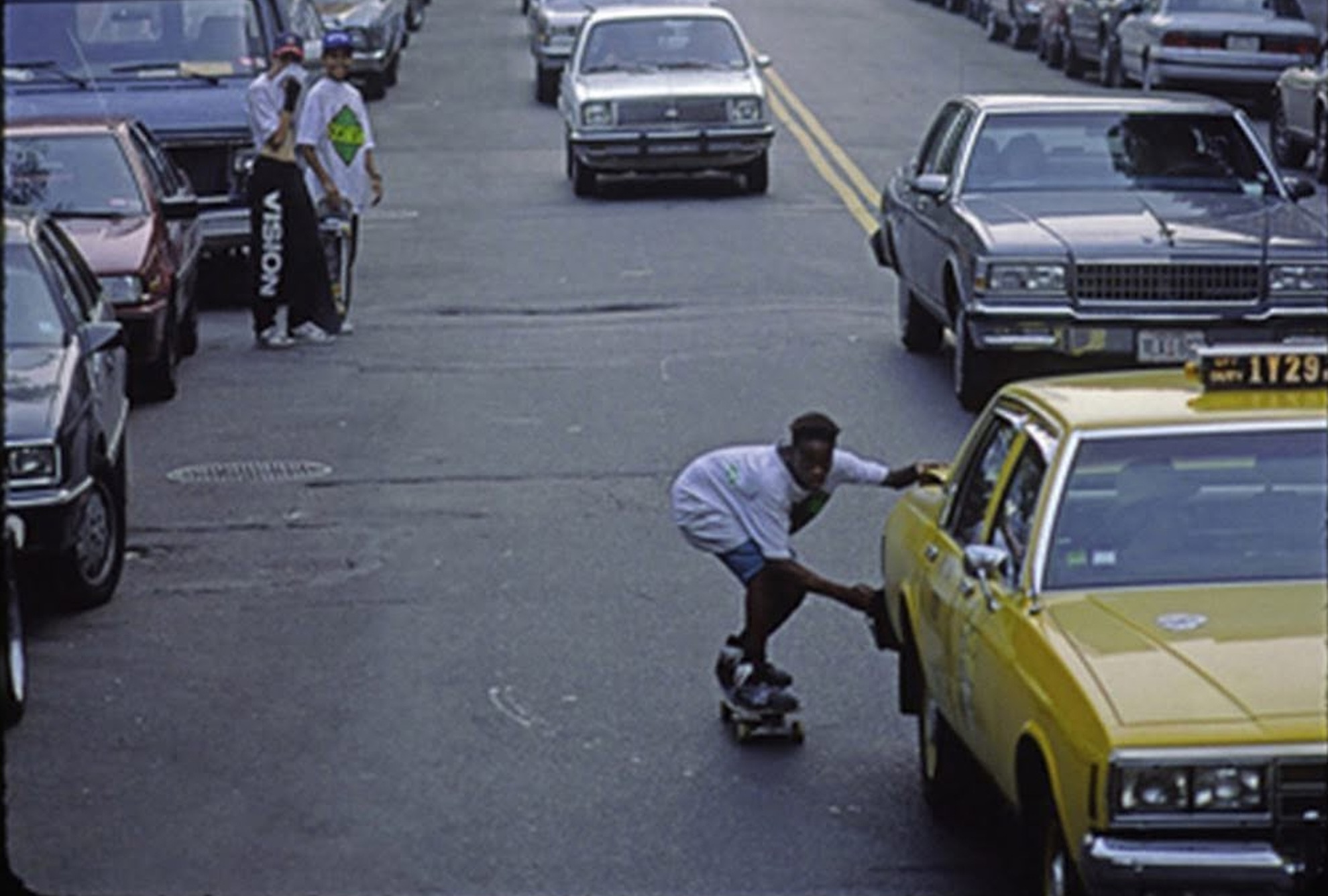 Harold Hunter agarrado a un taxi en Manhattan con las Torres Gemelas al fondo, en la histórica fotografía tomada por Charlie Samuels en 1989. Charlie Samuels / Harold Hunter Foundation