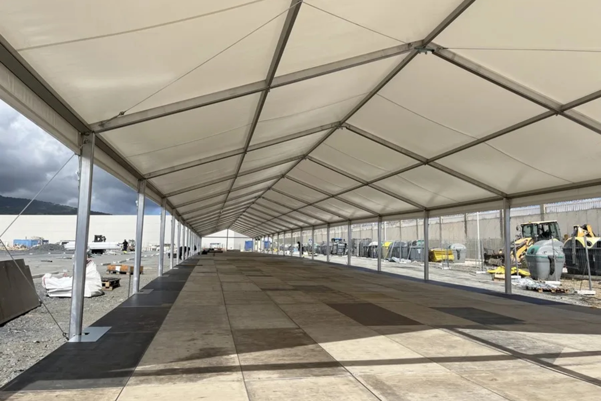 El campamento para acoger a migrantes en el puerto de Ceuta. EFE