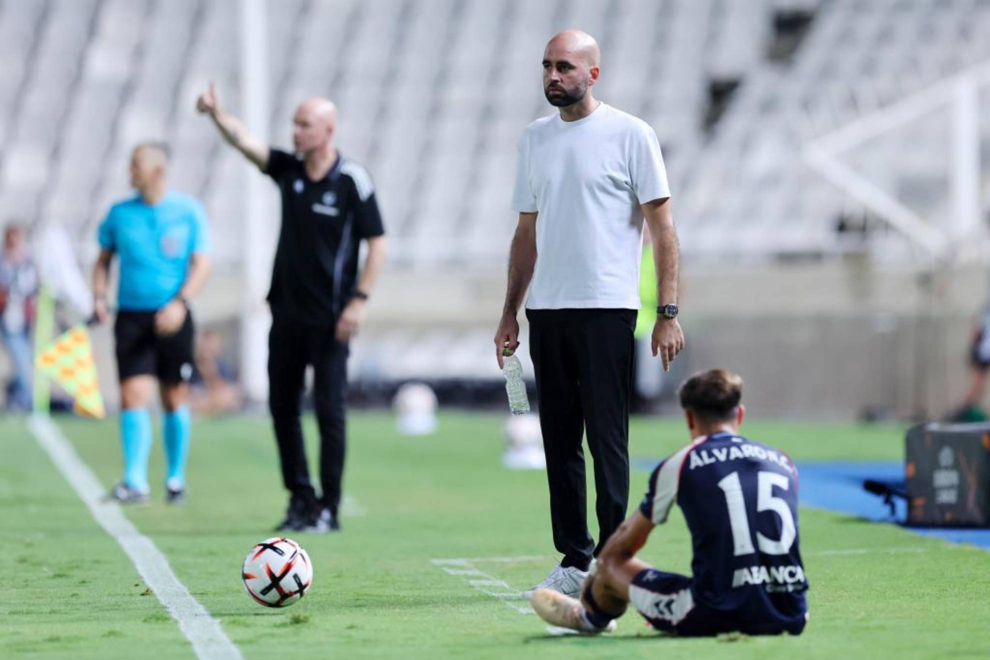 Álvaro Núñez y Claudio Giráldez durante el partido contra el Omonia