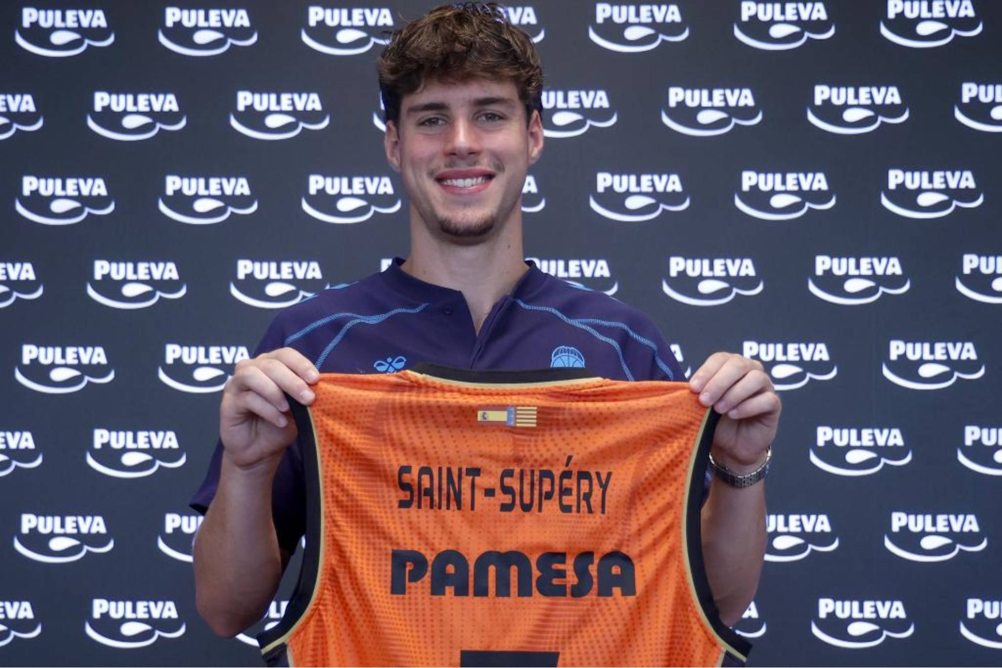 El base internacional español Mario Saint-Supéry, durante su presentación. EFE