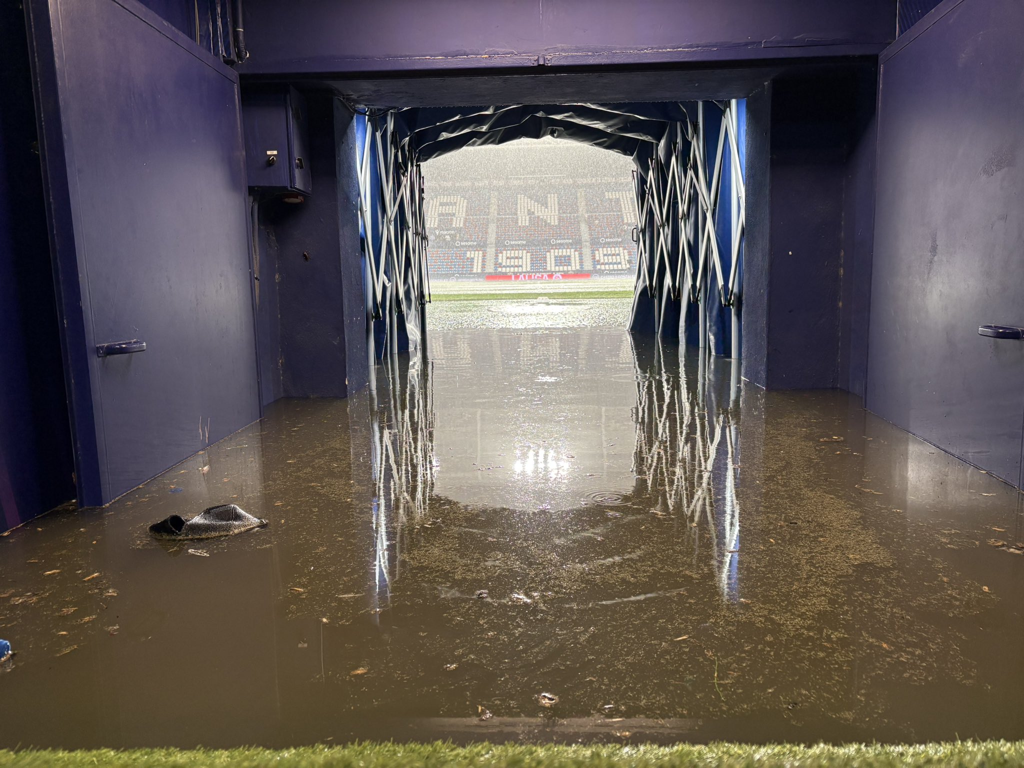 Imagen del túnel de acceso al campo desde los vestuarios.