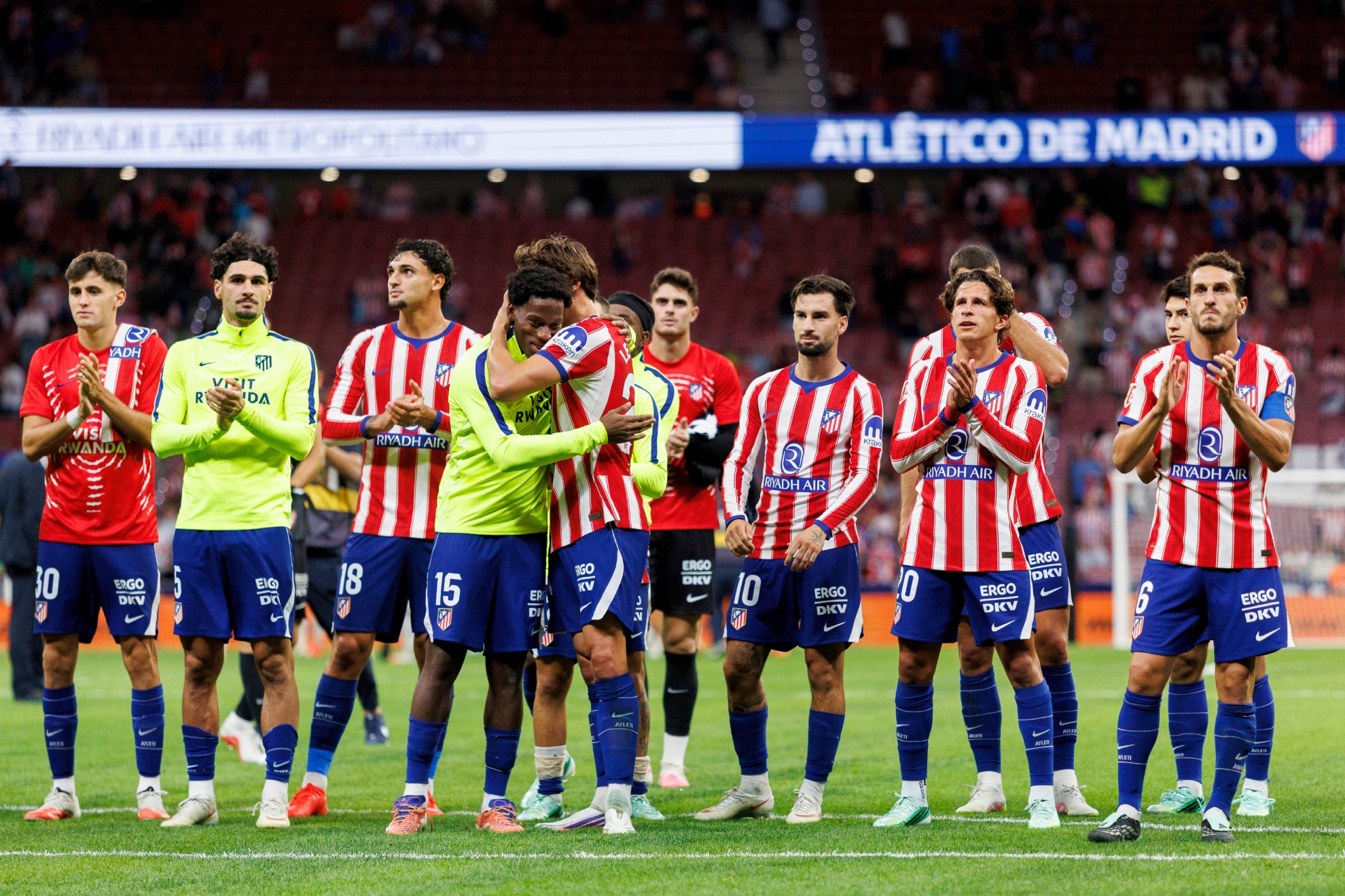 Los jugadores del Atlético celebran el triunfo ante Osasuna. APO CABALLERO