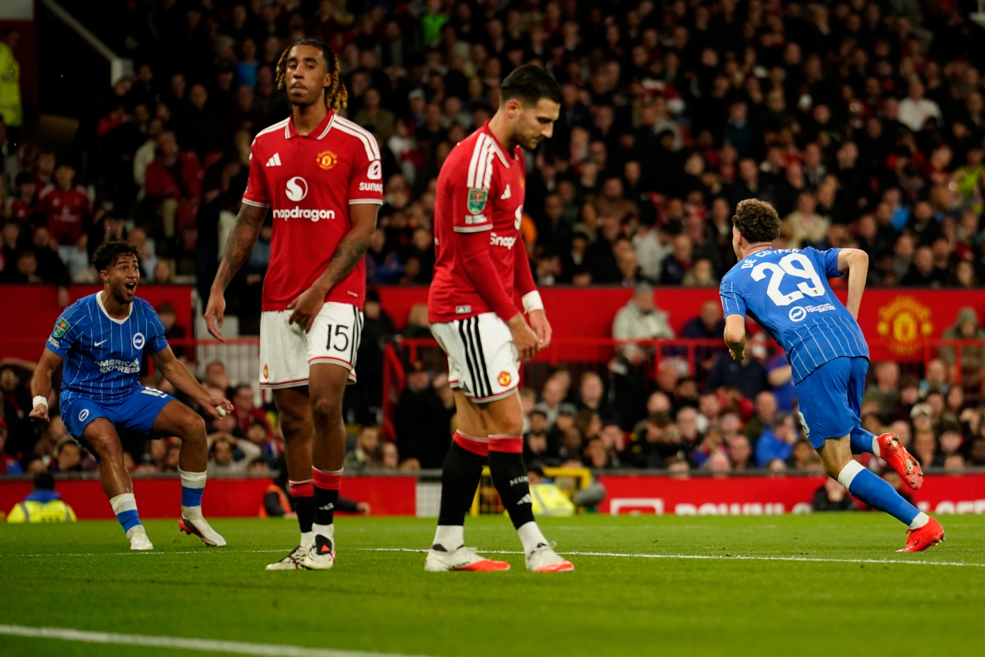 De Cuyper anota ante el United para remontar. LAPRESSE.